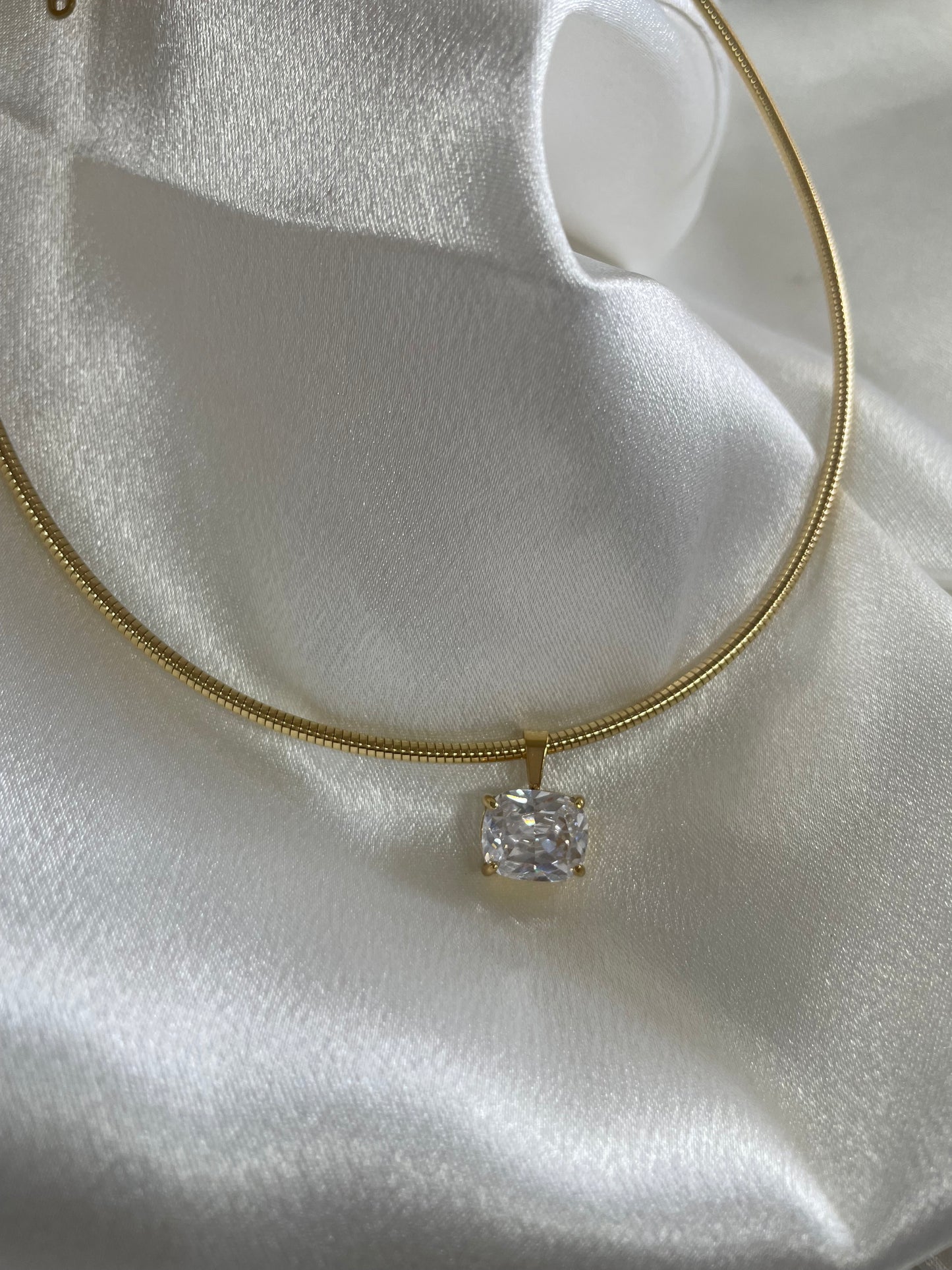 Ara necklace