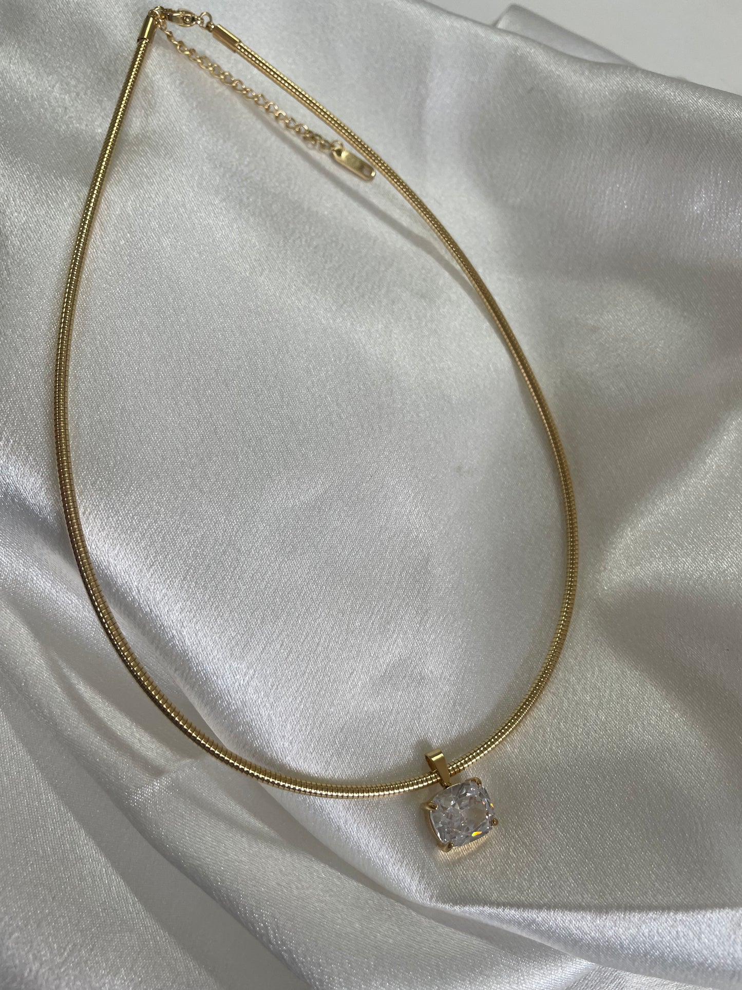 Ara necklace